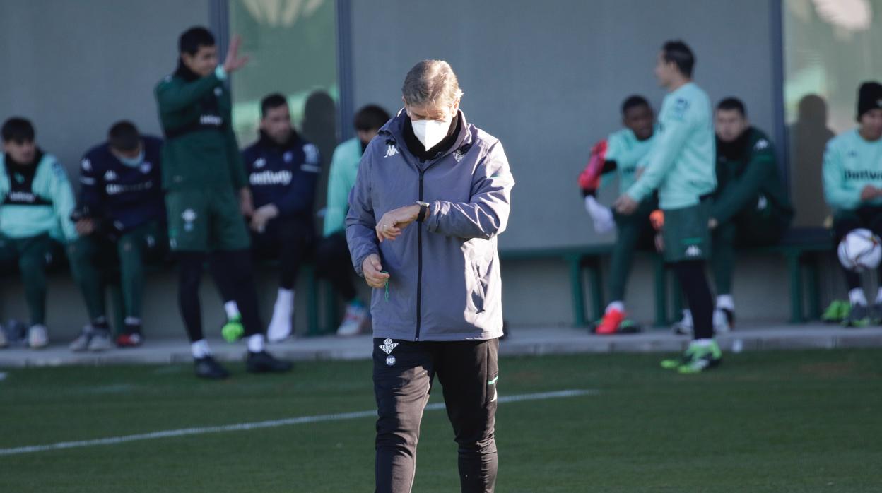 El técnico del Betis, Manuel Pellegrini, durante un entrenamiento