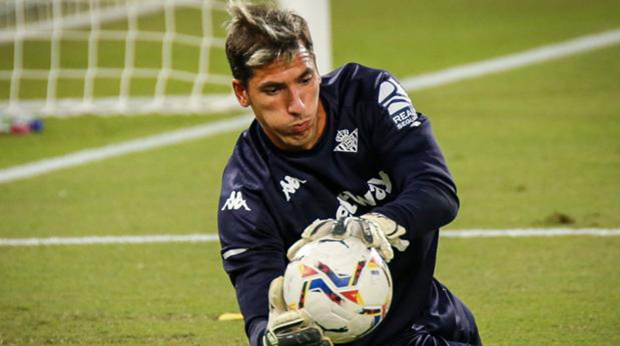 Joel Robles, durante un calentamiento con el Betis