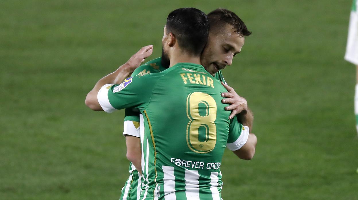 Canales y Fekir se abrazan después de uno de los goles del primero