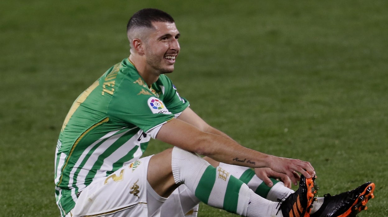 Guido Rodríguez, al pedir el cambio en el Betis - Celta