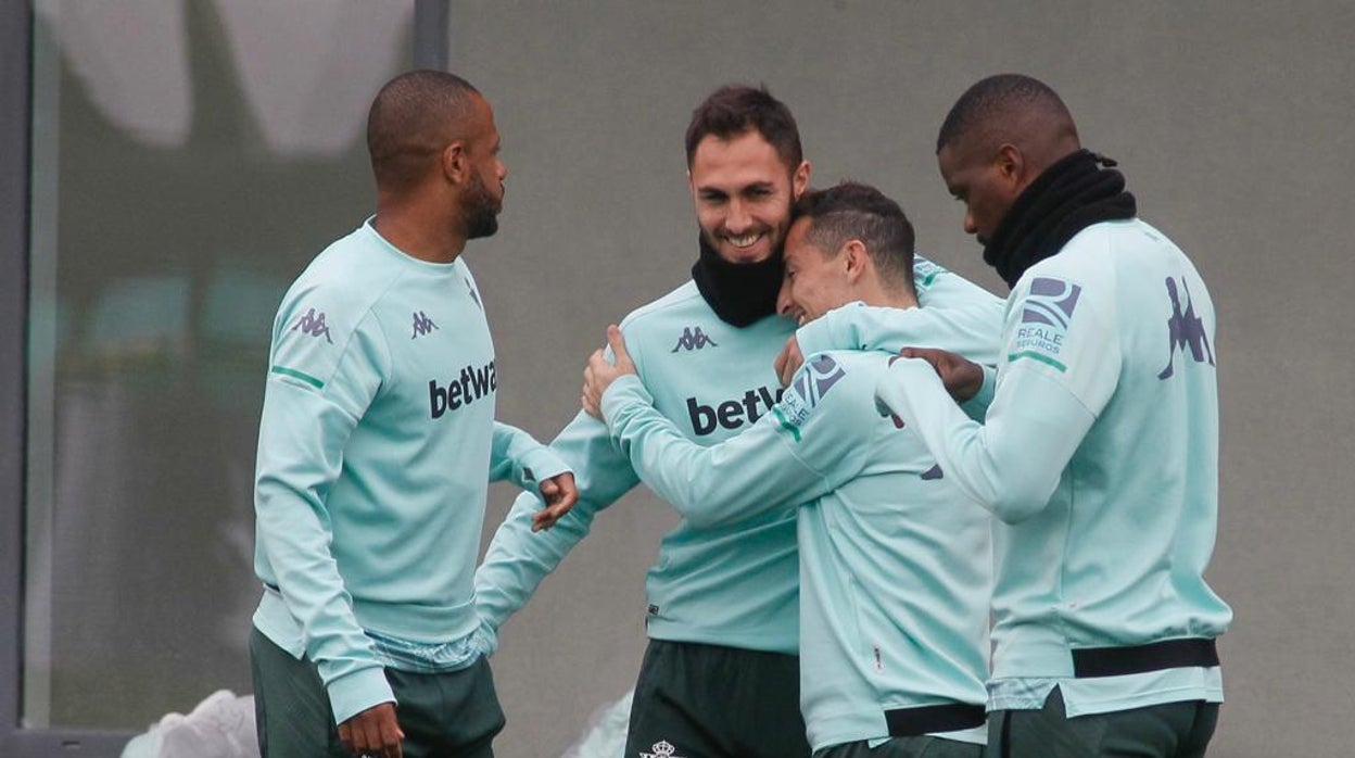 Sidnei, Víctor Ruiz, Andrés Guardado y William Carvalho, antes del entrenamiento del Betis