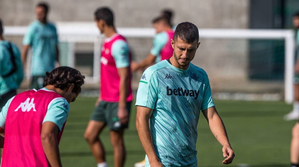 Guido Rodríguez, durante un entrenamiento del Betis