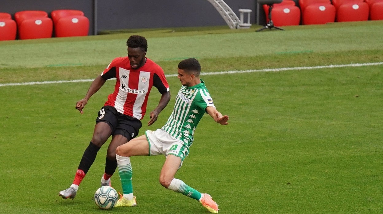 Bartra y Williams pugnan por un balón en un partido entre el Betis y el Athletic de la temporada 19-20