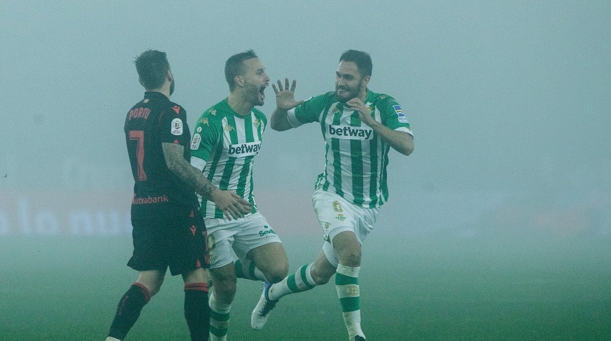 Sergio Canales corre al banquillo para celebrar el momentáneo 1-1 ante la Real Sociedad junto a Víctor Ruiz
