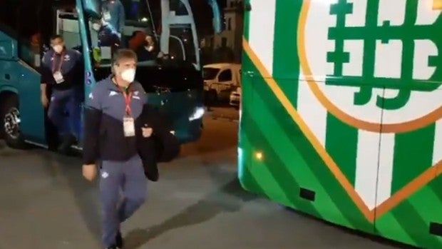 Así llegó el autobús del Betis al Benito Villamarín