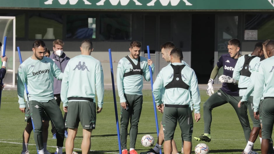 El Betis se entrena sin Borja Iglesias pero con Víctor Ruiz