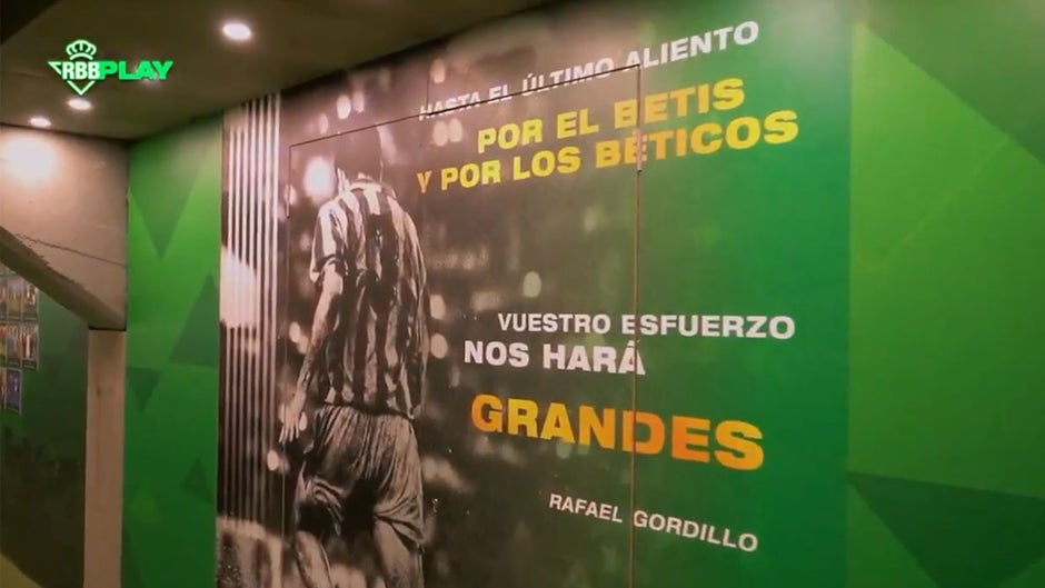 Un mural con todos los jugadores que han vestido la camiseta del Betis junto al vestuario local