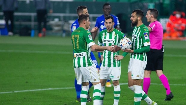 Borja Iglesias aparece en el punto de penalti