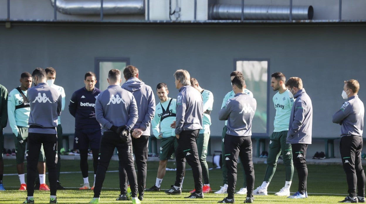 El Betis se ejercita en la ciudad deportiva Luis del Sol