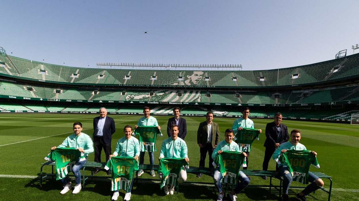 El acto de homenaje a los jugadores que están en la plantilla del Betis y han superado los cien partidos oficiales