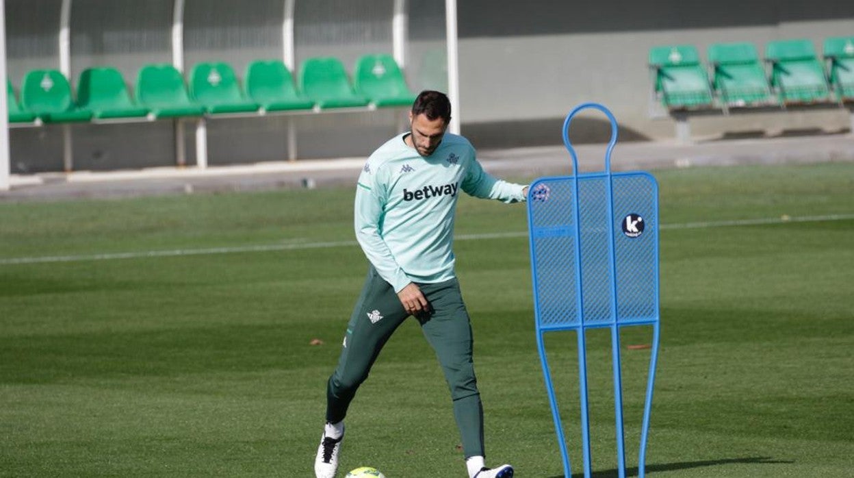 Víctor Ruiz da un pase durante el entrenamiento del Betis