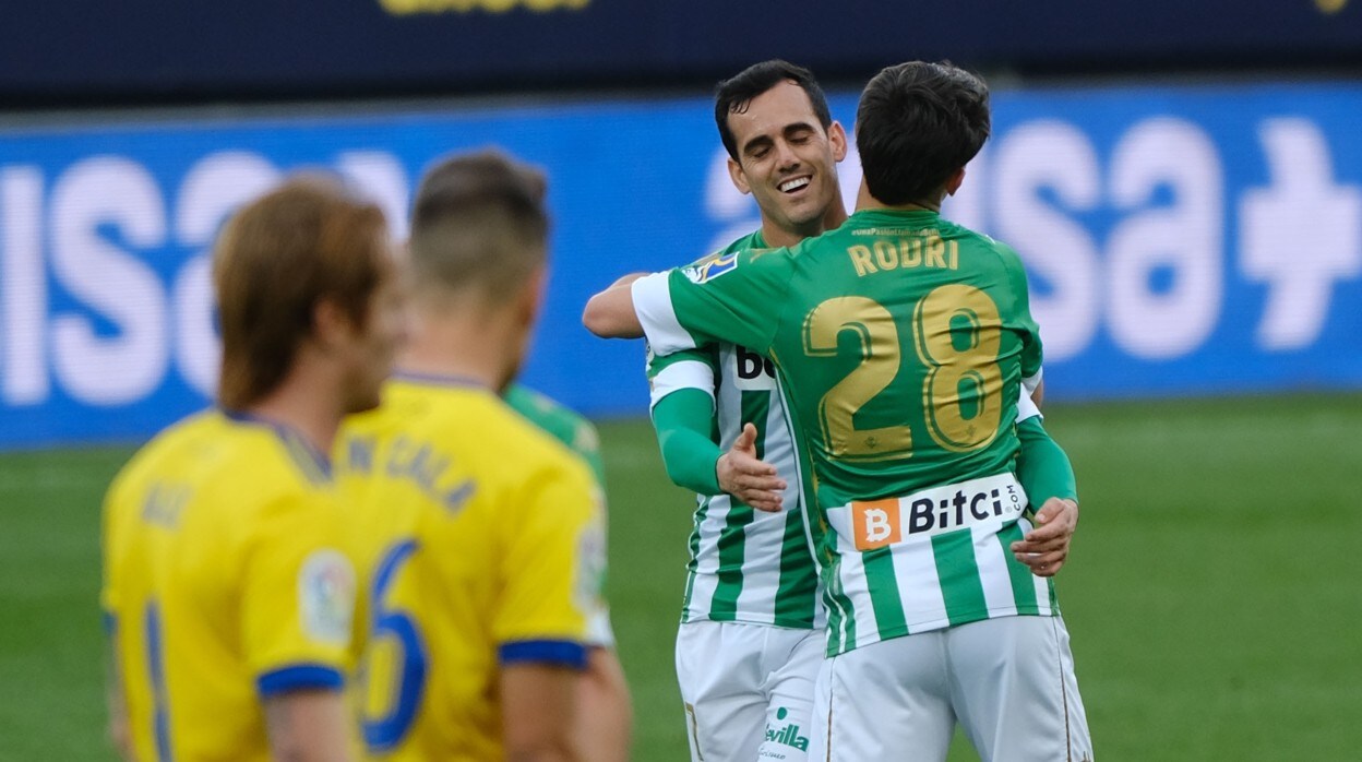 Rodri abraza a Juanmi tras el gol del malagueño en el Ramón de Carranza