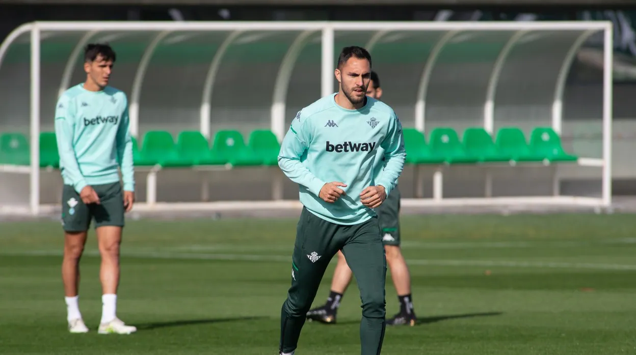 Víctor Ruiz se ejercita durante una sesión con el Real Betis en la ciudad deportiva