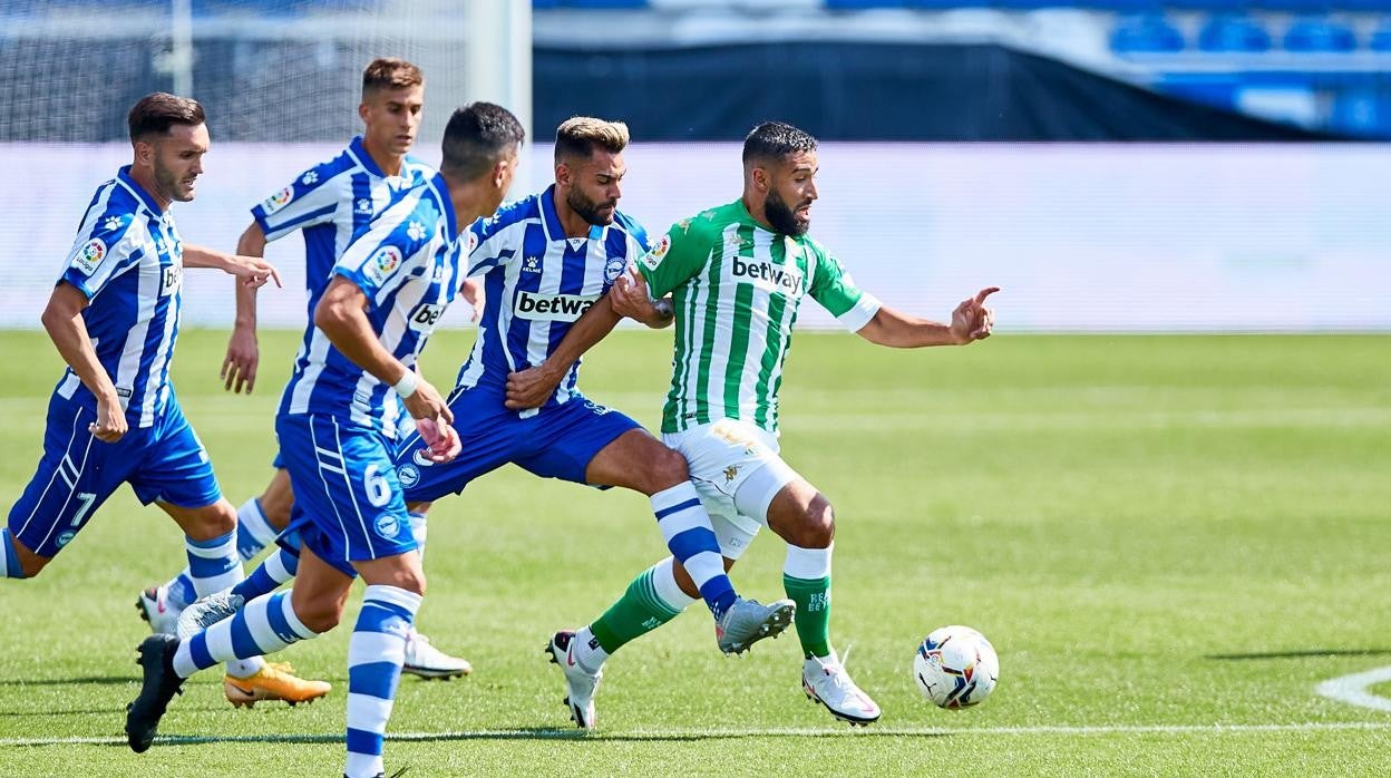 Canales conduce el balón durante el Alavés-Betis jugado el pasado mes de septiembre