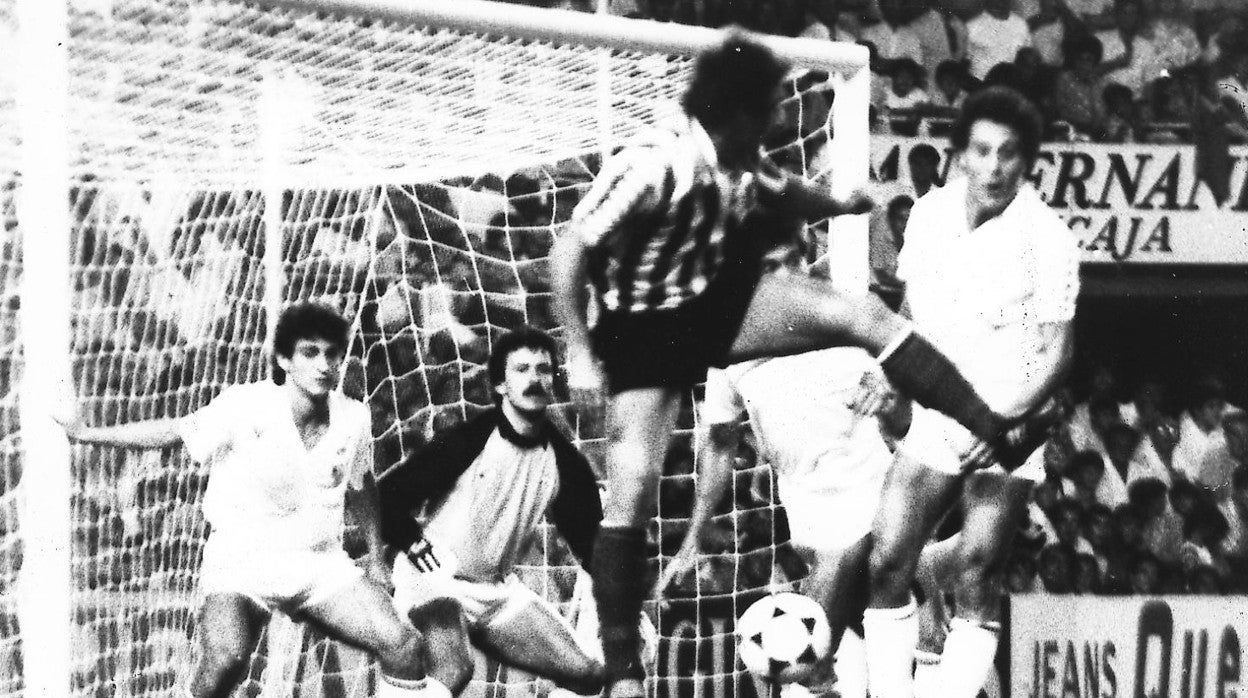 Imagen de uno de los derbis de la temporada 1986-87