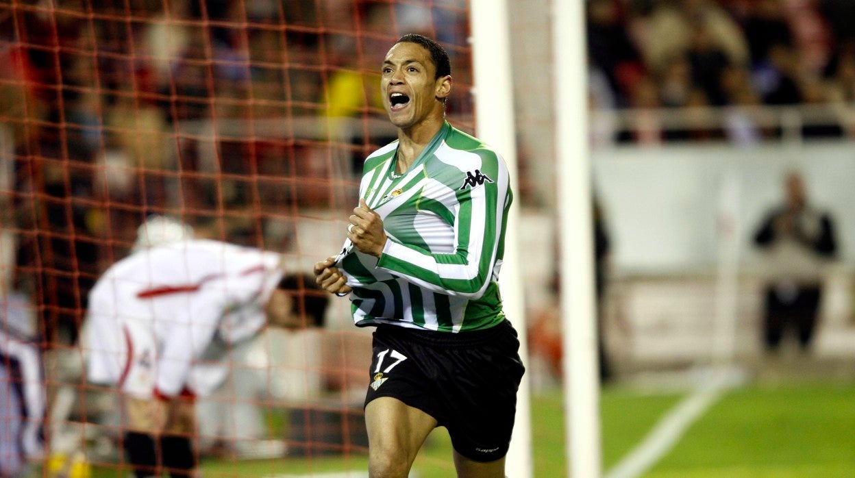 Ricardo Oliveira celebra su gol en el derbi Sevilla - Betis de la 2008-09 en el Sánchez-Pizjuán