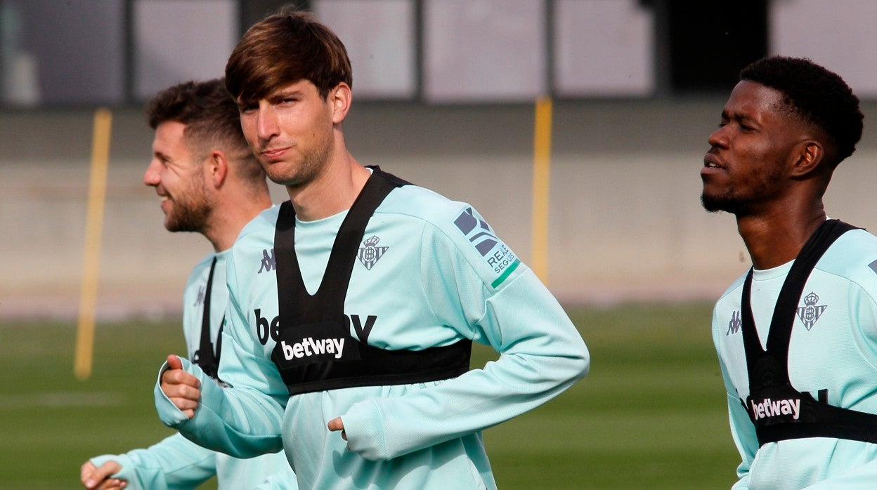 Miranda se ejercita con sus compañeros durante el entrenamiento del Betis