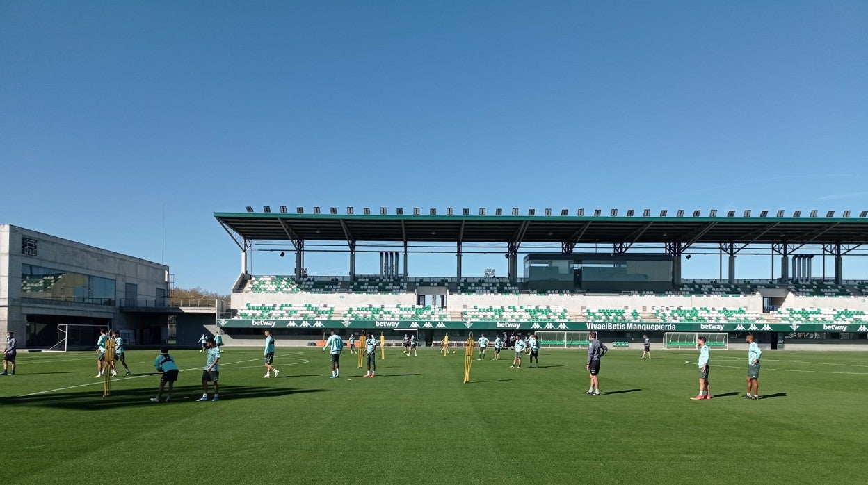 Los jugadores del Real Betis se ejercitan a dos días de enfrentarse al Sevilla FC en El Gran Derbi
