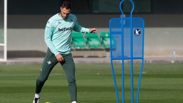 Víctor Ruiz y Montoya, novedades en la lista del Betis para el derbi
