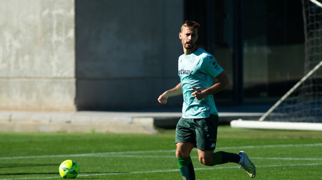 Canales, durante un entrenamiento con el Betis