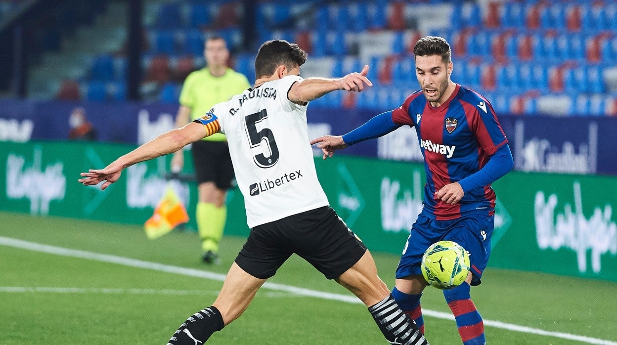 Rochina disputa un balón con Gabriel Paulista en el Levante-Valencia del pasado viernes