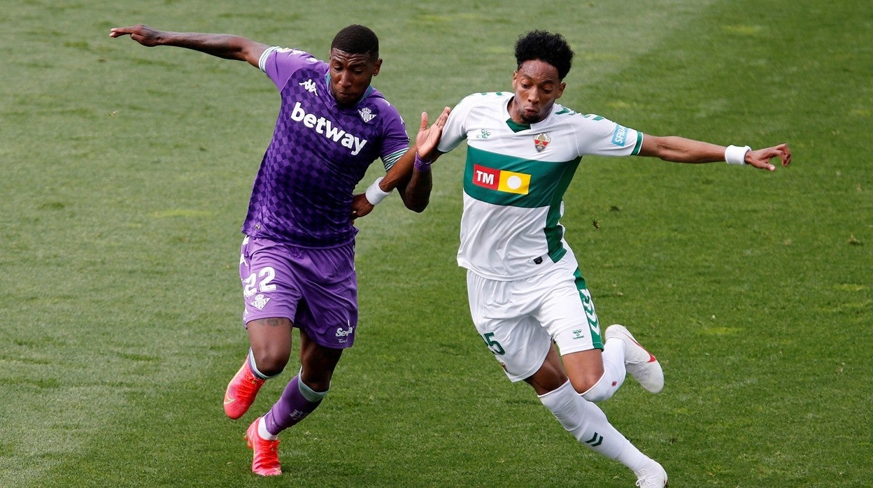 Emerson pelea un balón con Mojica durante el Elche - Betis
