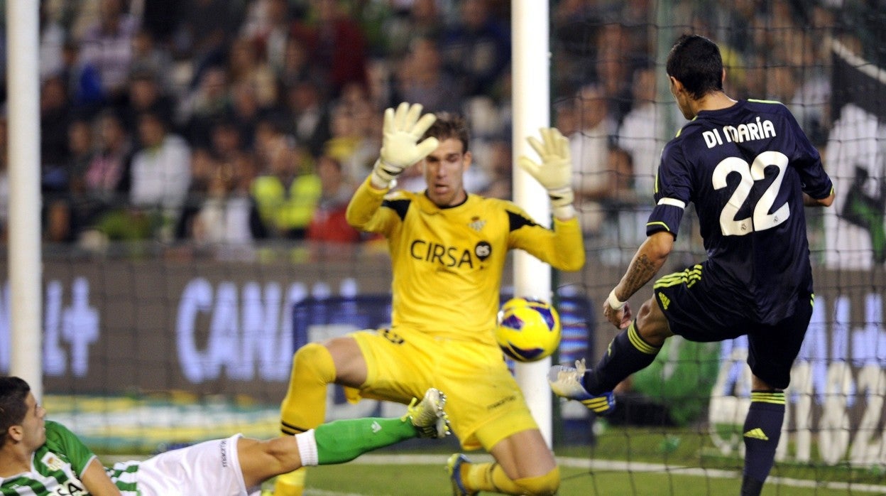 Adrián, ante Di María, en el Real Betis-Real Madrid de la temporada 12-13
