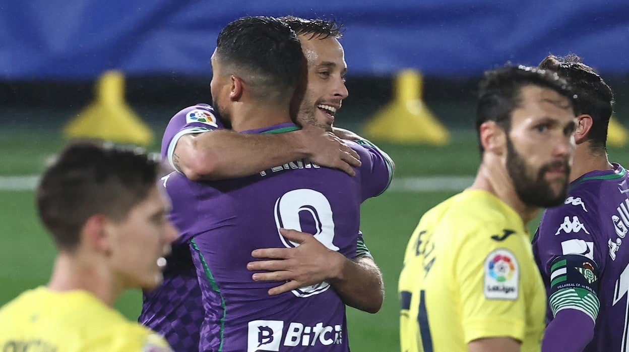 Canales y Fekir se abrazan tras el 1-2 en Villarreal