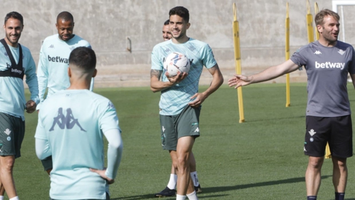 Bartra, con un balón esta mañana