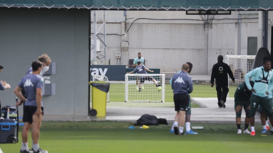 Borja Iglesias se entrena al margen