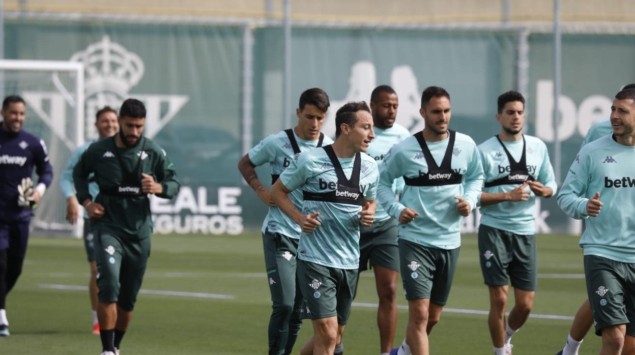 Guardado, junto a varios compañeros, en el entrenamiento de esta mañana