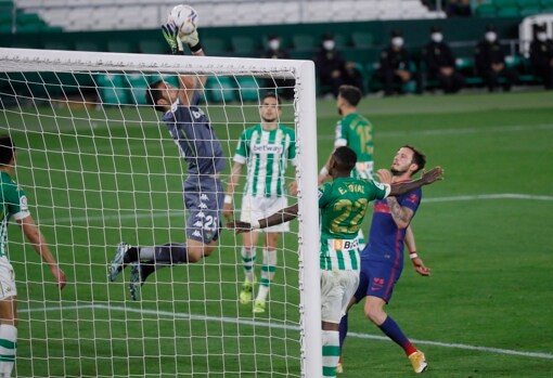 Bravo salta para atrapar un balón durante el Betis-Atlético de Madrid jugado el pasado domingo