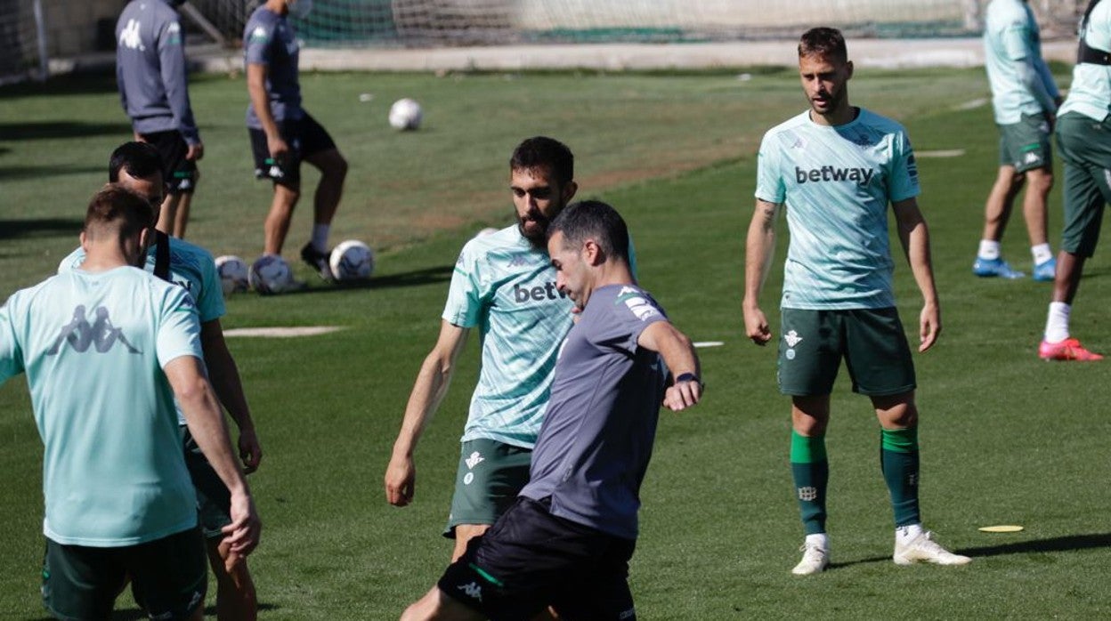Canales participa junto a Borja Iglesias, Fernando (ayudante de Pellegrini), Loren (de espaldas) y Juanmi (tapado) en un rondo