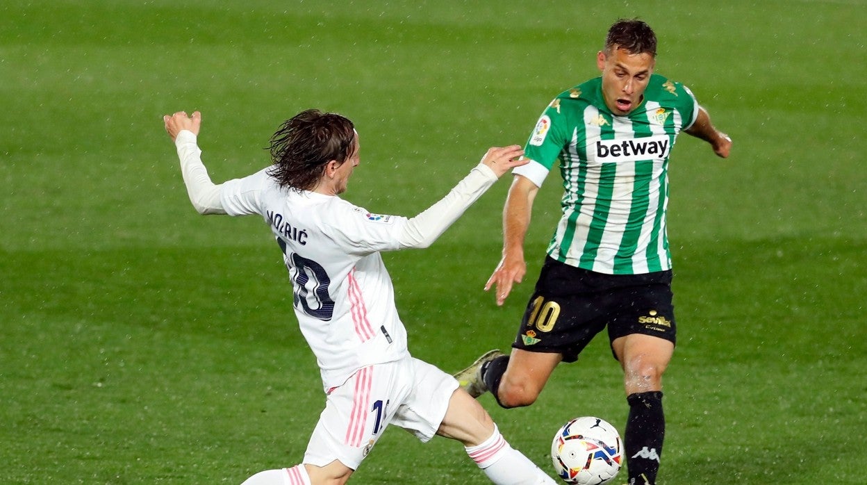 Canales y Modric disputan un balón en el encuentro de hoy