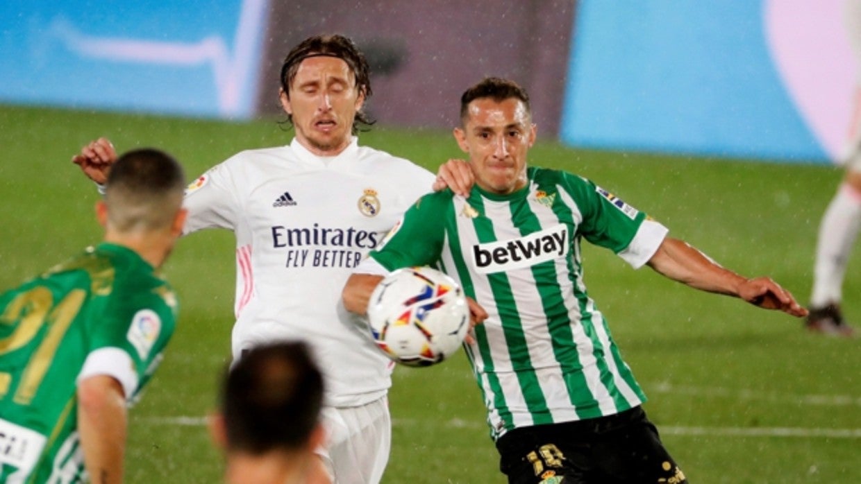 Guardado controla ante Modric durante el Real Madrid - Real Betis