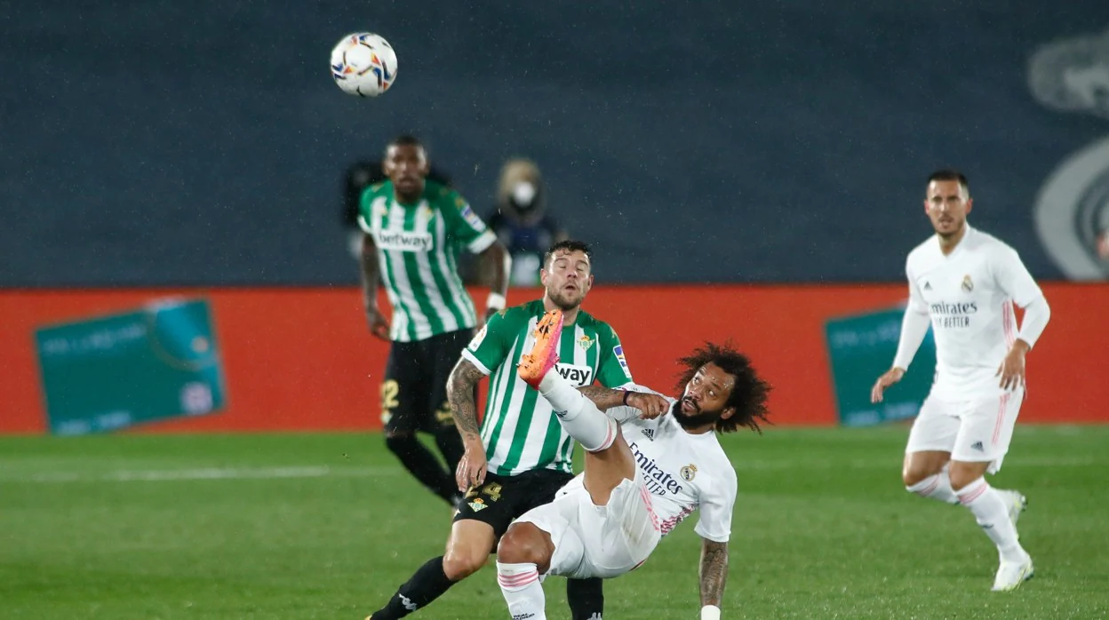 Aitor Ruibal pugna por un balón con Marcelo durante el Madrid - Betis