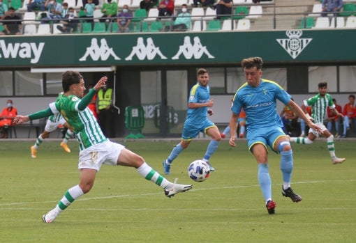 Rodri trata de alcanzar la pelota en una jugada