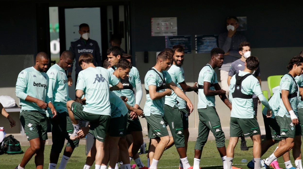 Los jugadores del Betis, durante un entrenamiento
