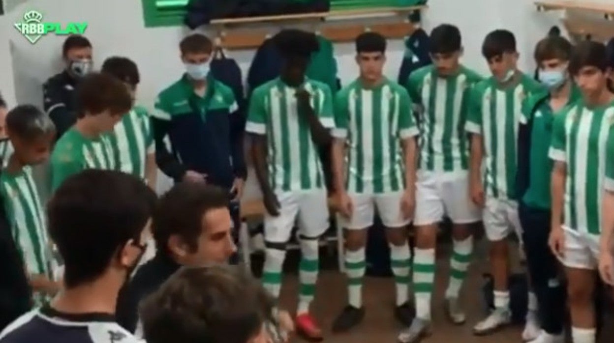 Pedro Antonio Benítez le da la charla a sus jugadores del juvenil de Liga Nacional del Betis antes del derbi