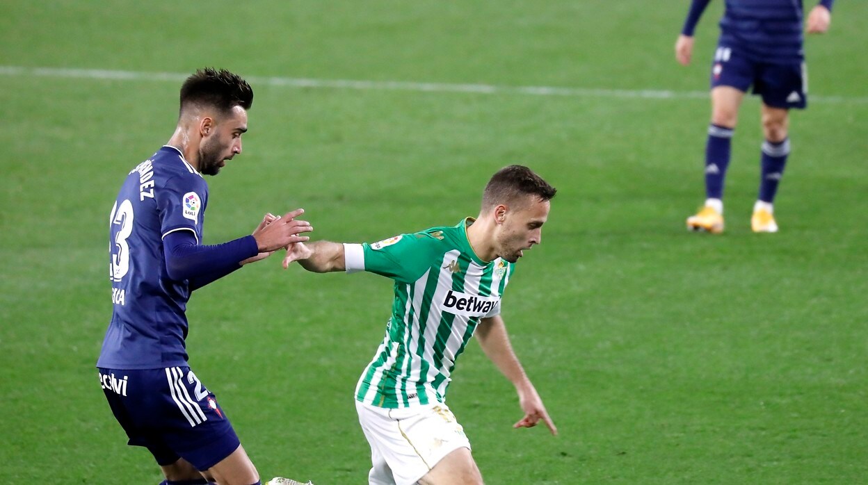 Canales disputa un balón con Brais Méndez durante el Betis-Celta de la primera vuelta