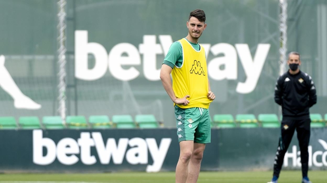 Raúl mira a la portería rival en un entrenamiento del filial bético