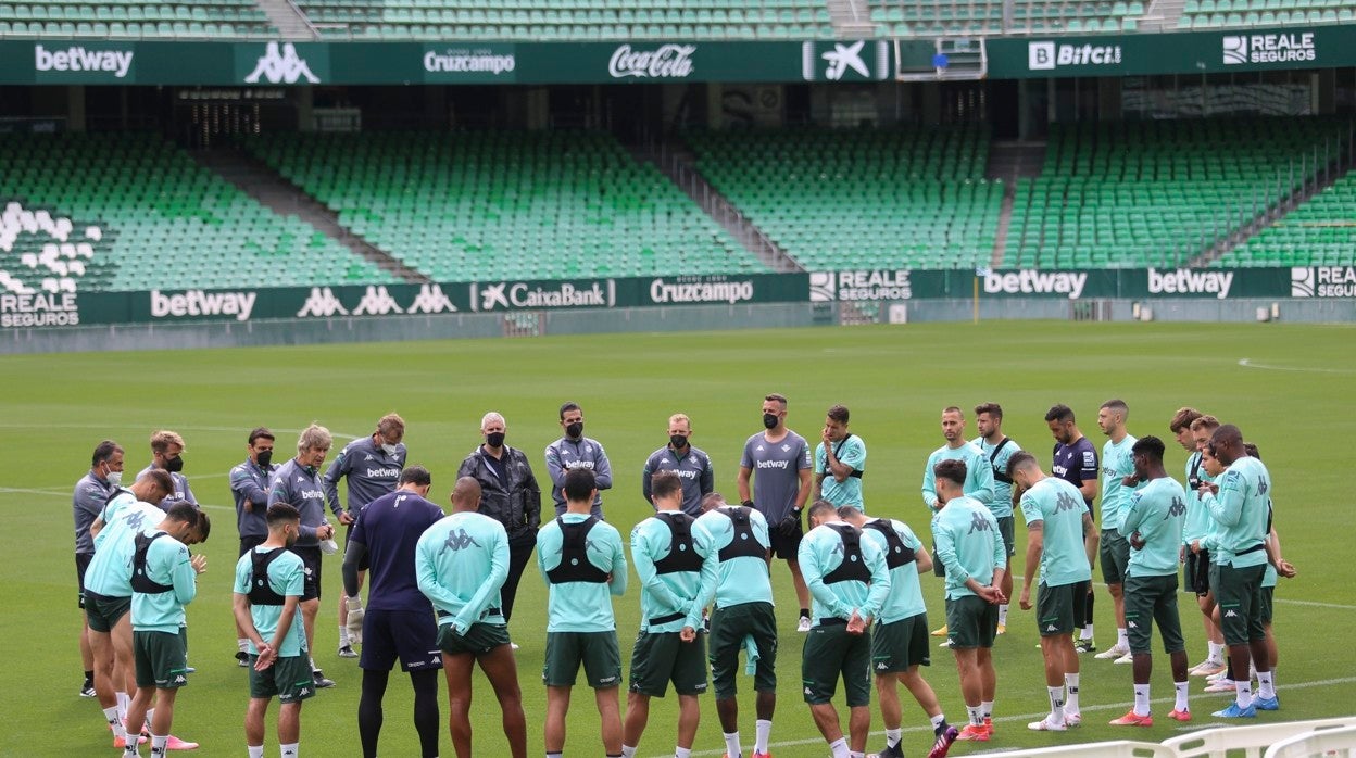 Pellegrini habla con los futbolistas en el inicio del entrenamiento de ayer en el Benito Villamarín
