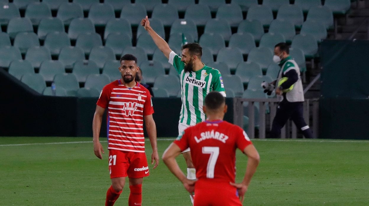 Borja Iglesias celebra su primer gol ante el Granada