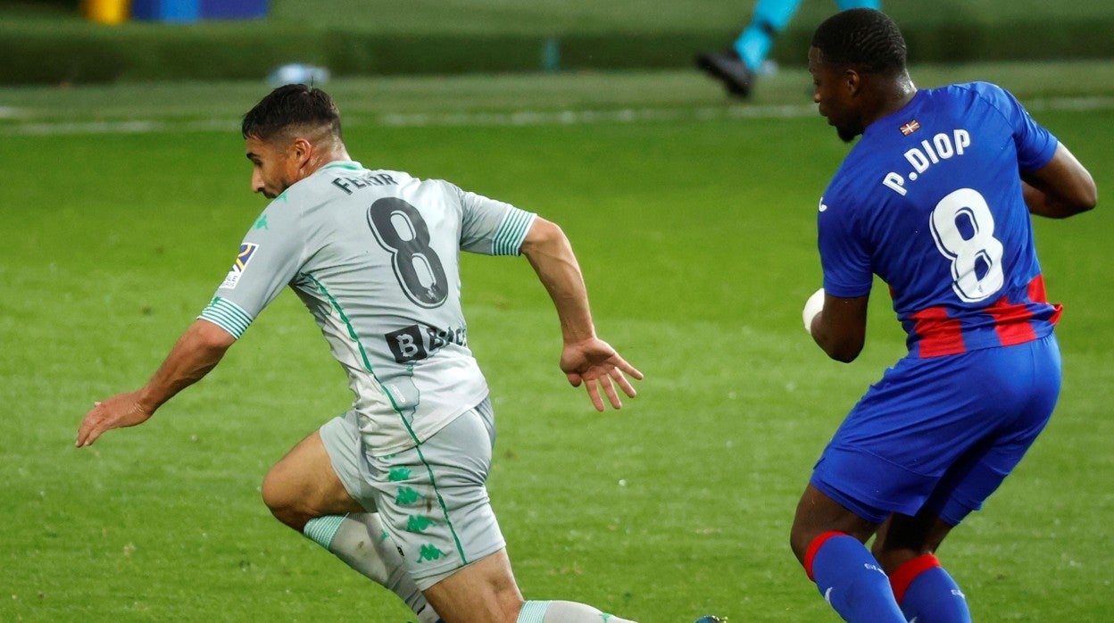 Fekir avanza ante Pape Diop durante el Eibar - Betis