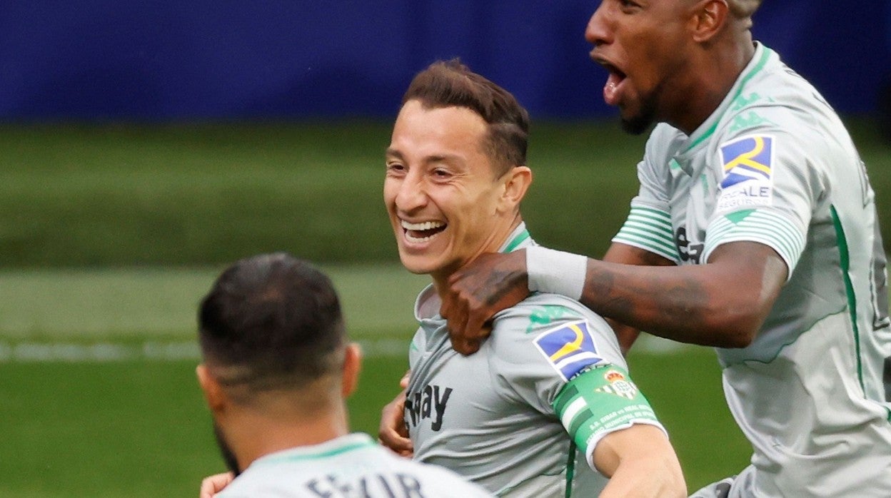 Guardado celebra su gol en Ipurúa