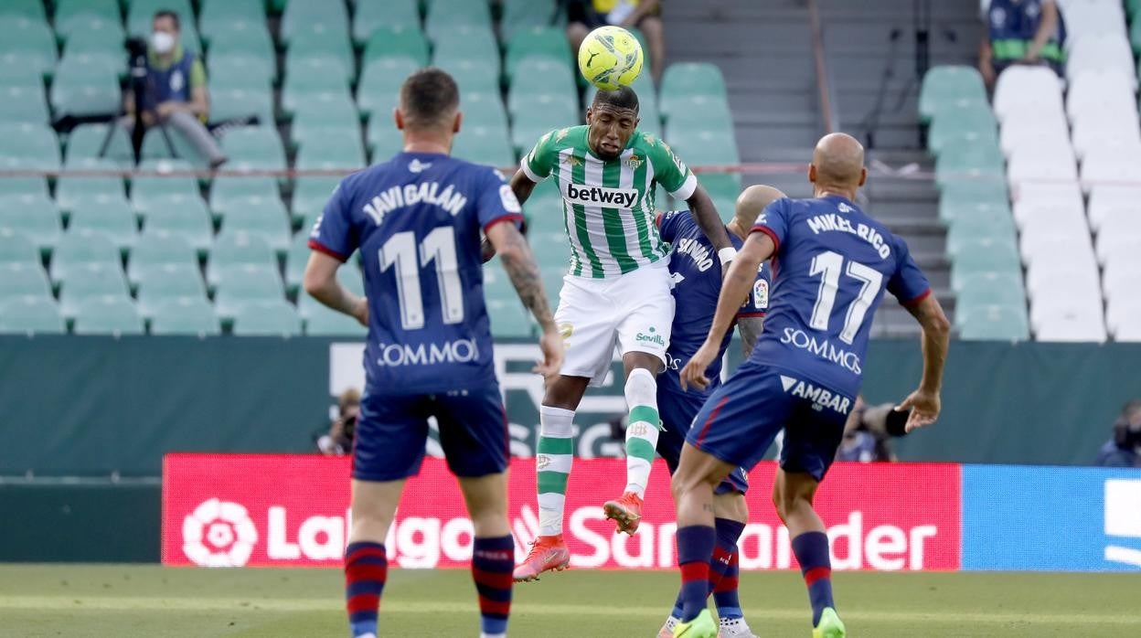 Emerson despeja de cabeza durante el Betis - Huesca