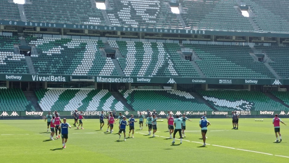 Mandi comienza el entrenamiento con el grupo