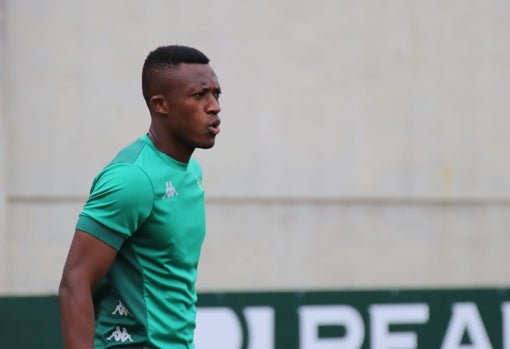 En internacional burkinés respira en una sesión de trabajo