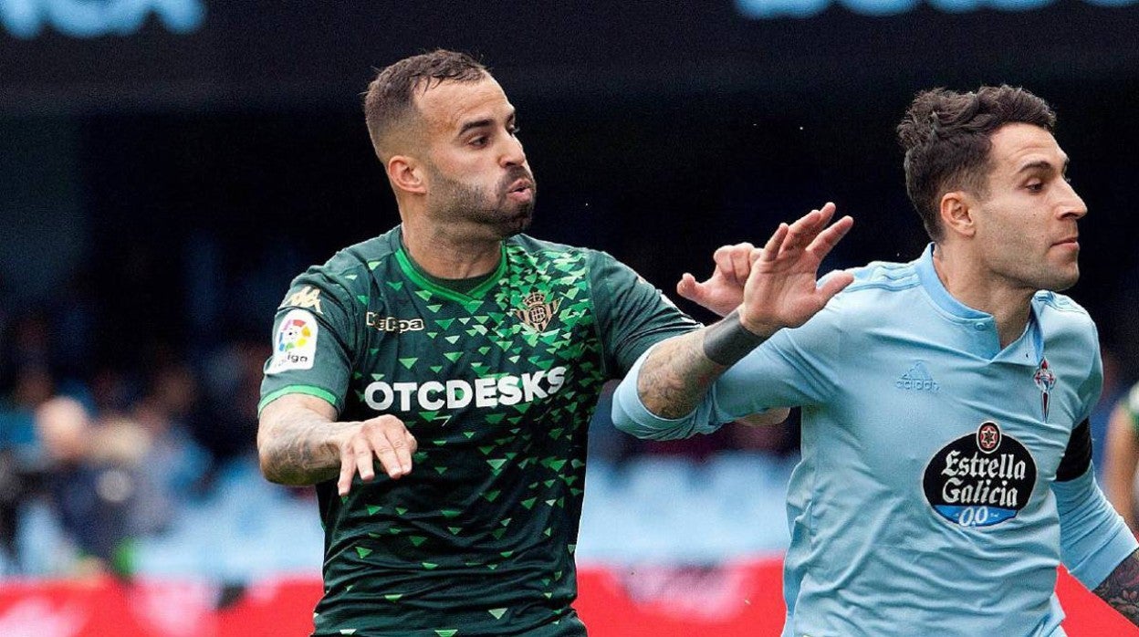 Jesé y Hugo Mallo pugnan por un balón en el Celta - Betis de la temporada 18-19
