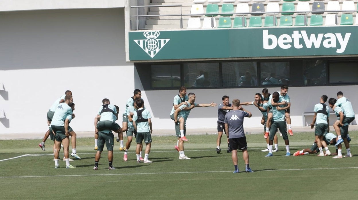 Los jugadores del Betis, en el entrenamiento de este viernes